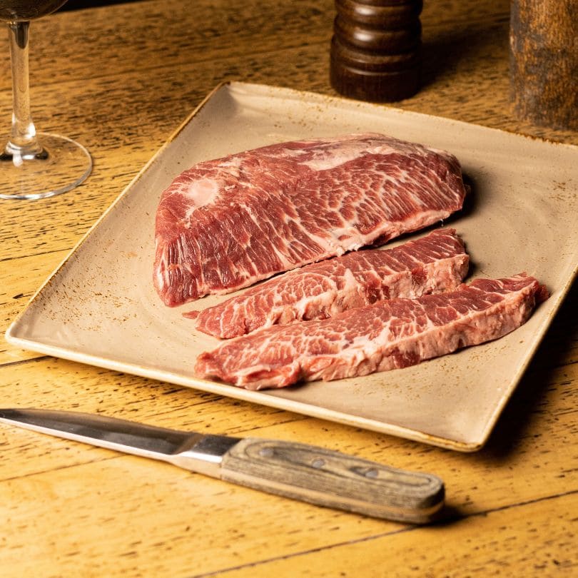 Corte de cerdo ibérico sobre tabla